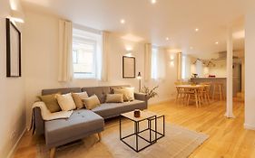 The Yellow House Spacious Duplex In Prazeres District