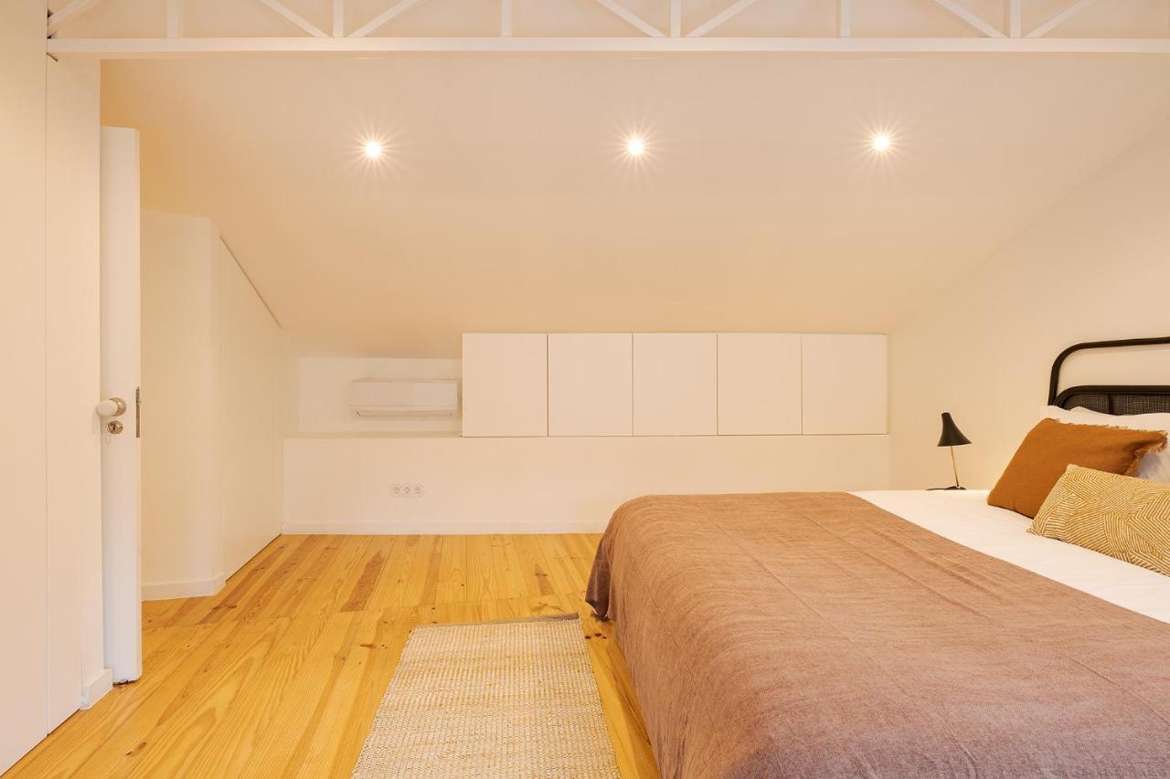 The Yellow House Spacious Duplex In Prazeres District Lisboa Extérieur photo