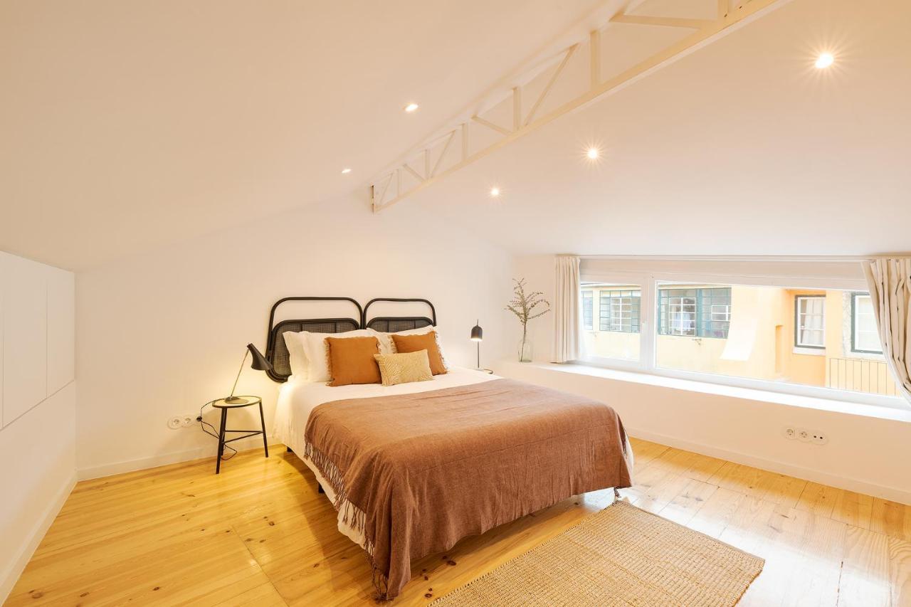 The Yellow House Spacious Duplex In Prazeres District Lisboa Extérieur photo